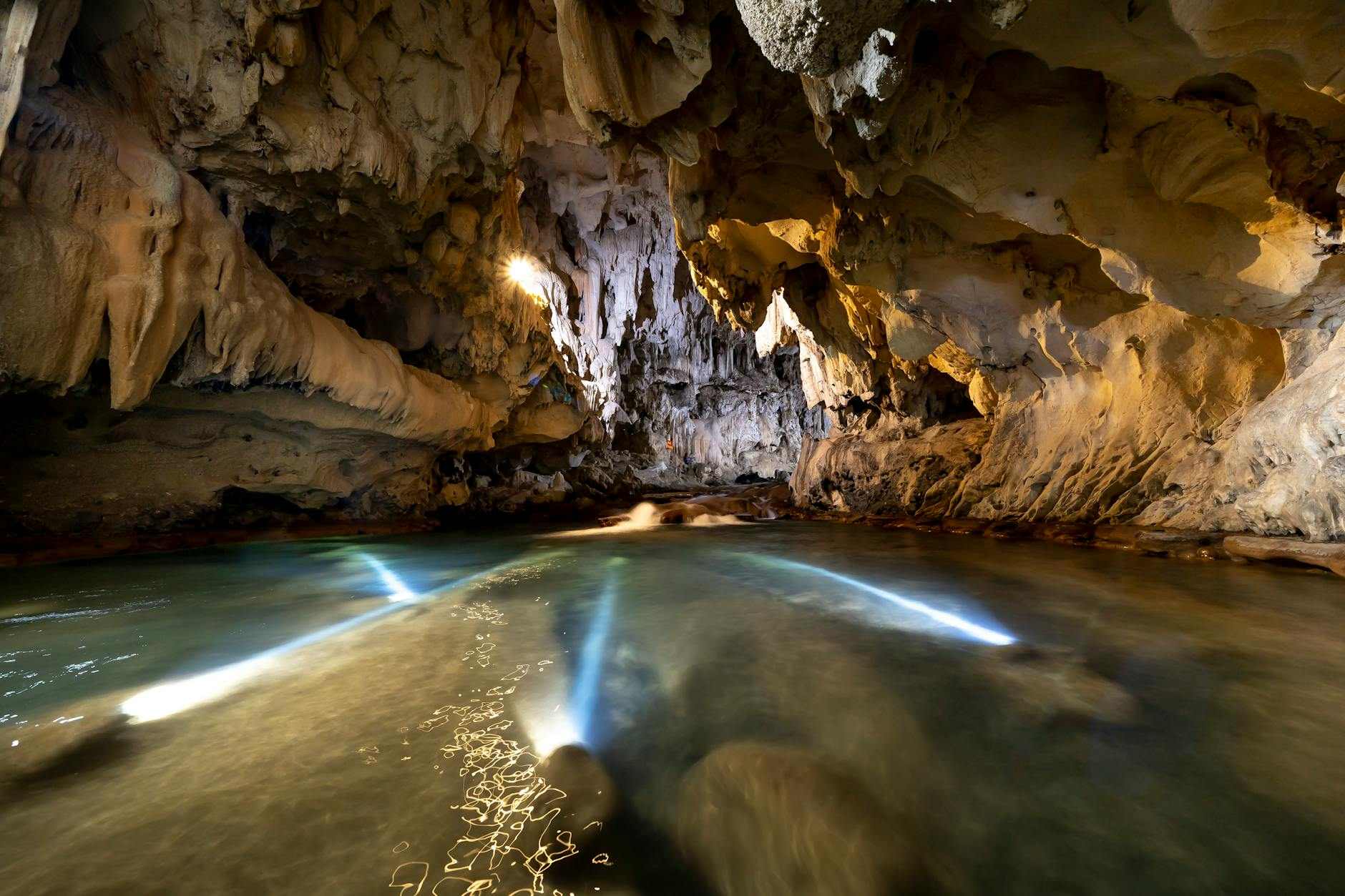 Visiter l&rsquo;abîme de Bramabiau : la rivière du Bonheur